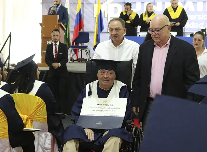 Luis Fernando Montoya con su diploma de graduación