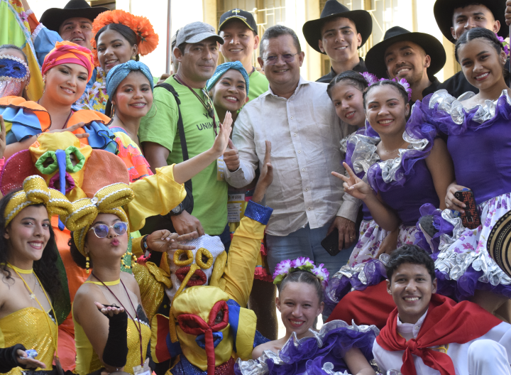 El Padre Harold Castilla junto a los grupos culturales de Barranquilla y Yopal