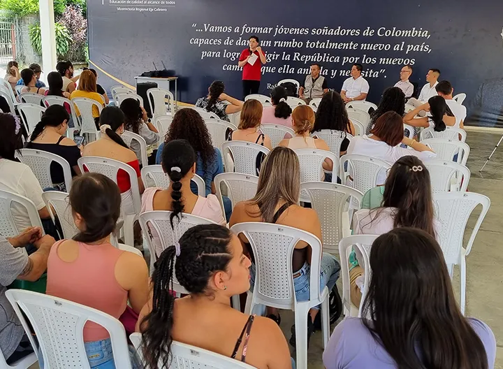 Estudiantes y docentes participaron en el conversatorio