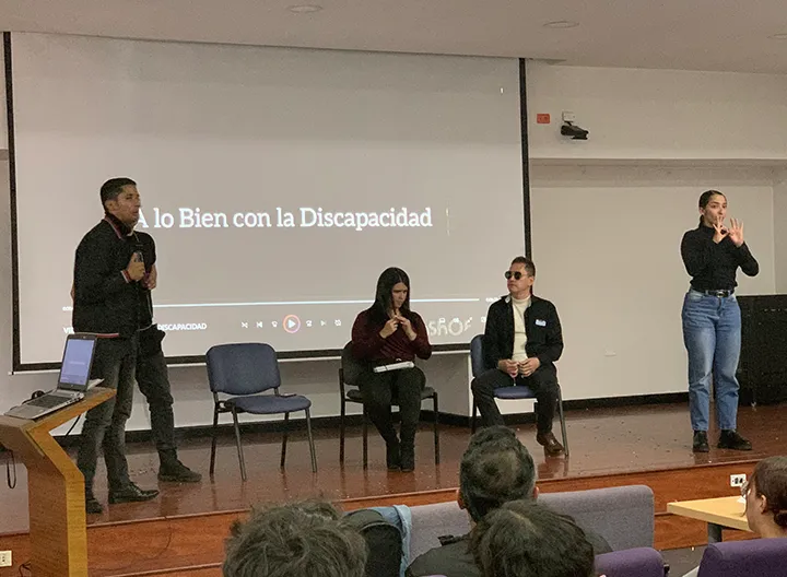 Personas dialogando en tarima