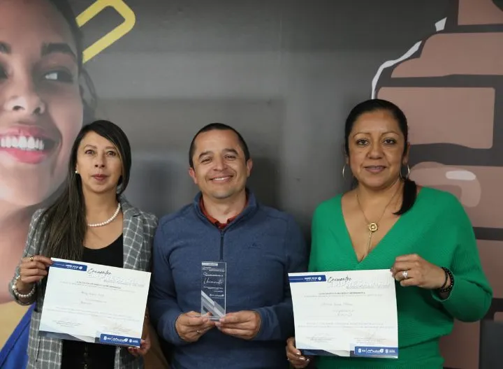 Hiedy Niño y Johanna Rincón junto al director de UNIMINUTO Madrid, Gustavo Manrique.