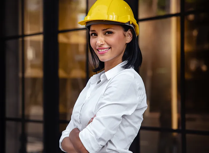 mujer ingeniera con casco
