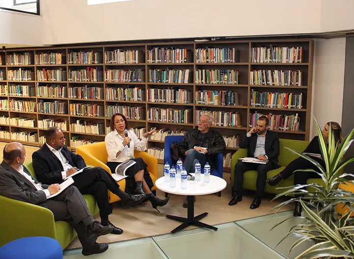 Directivos invitados dialogando en el CRAII