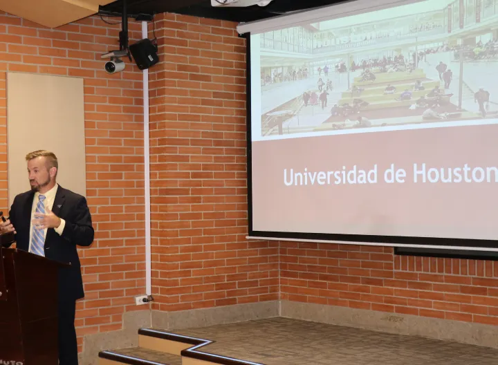 Conferencista hablándole al público