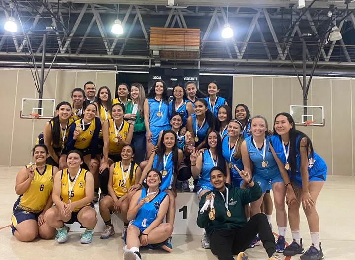 Grupo deportivos UNIMINUTO posando