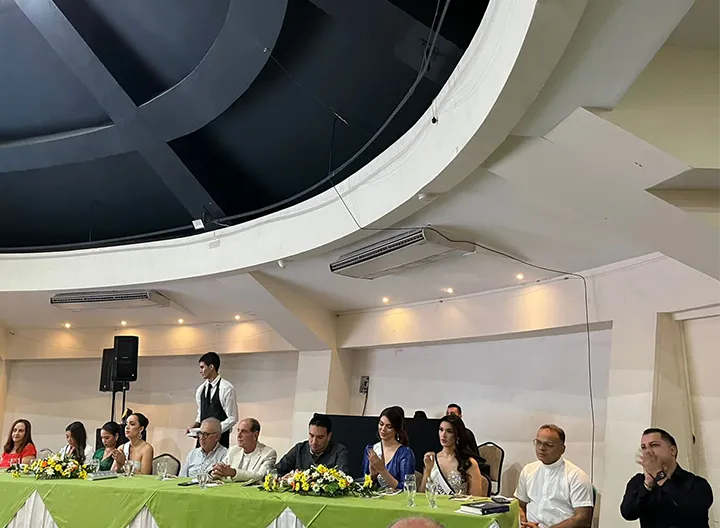 Mesa principal con representantes de la administración municipal y departamental, del sector empresarial y organizaciones de la ciudad, organizaciones de belleza, voluntariado y colaboradores de El Minuto de Dios Norte de Santander en un gesto de compromiso y solidaridad hacia la comunidad