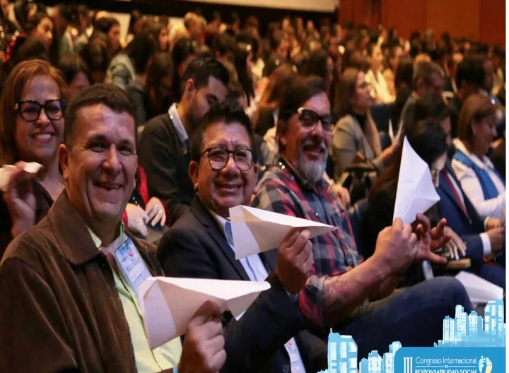 Personas con un avión de papel
