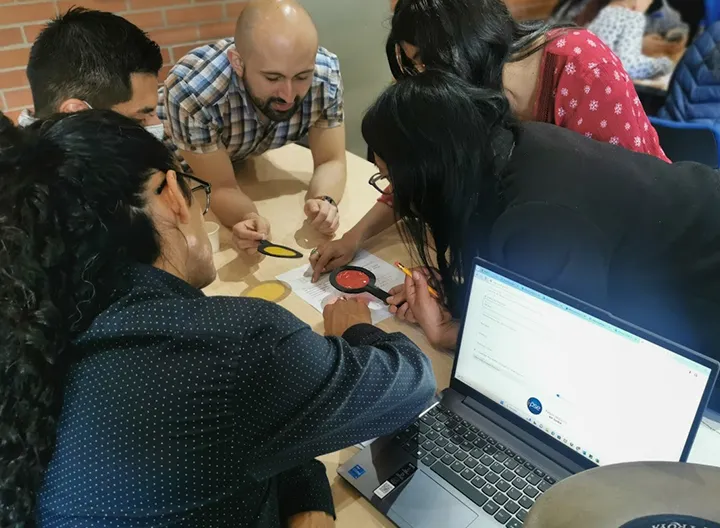 Profesores en mesa de trabajo 