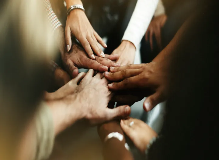 Manos de personas colaborando