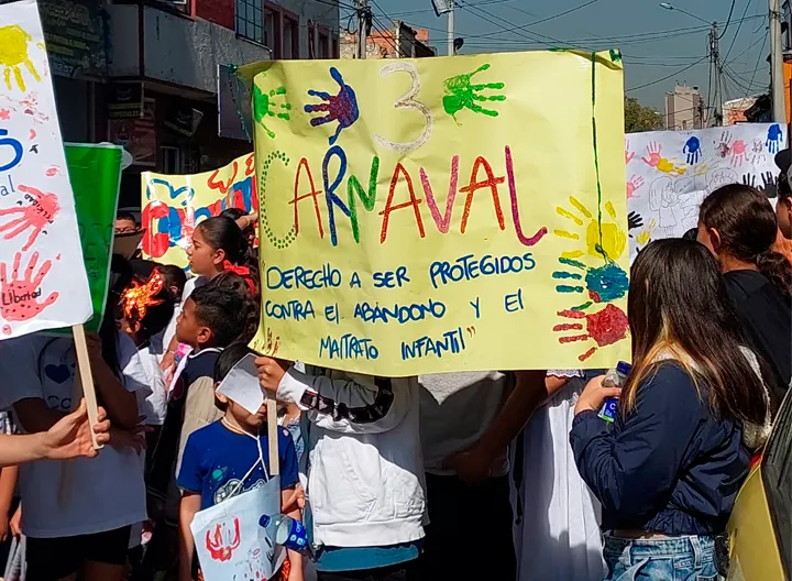 Tercer Carnaval por los Derechos de las Infancias iluminando con alegría, pancartas y arte las calles de la localidad de los Mártires.