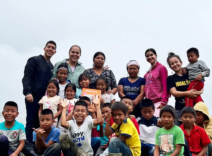 Equipo de investigadores UNIMINUTO Suroccidente junto a miembros de la comunidad Embera