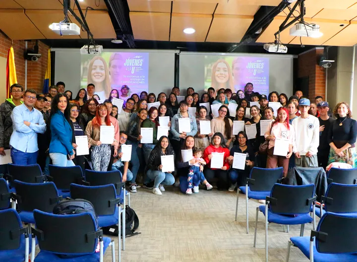 Estudiantes Jóvenes a la U. con sus certificados.