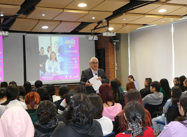 Rector UNIMINUTO Bogotá dialogando con estudiantes del programa Jóvenes a la U. 