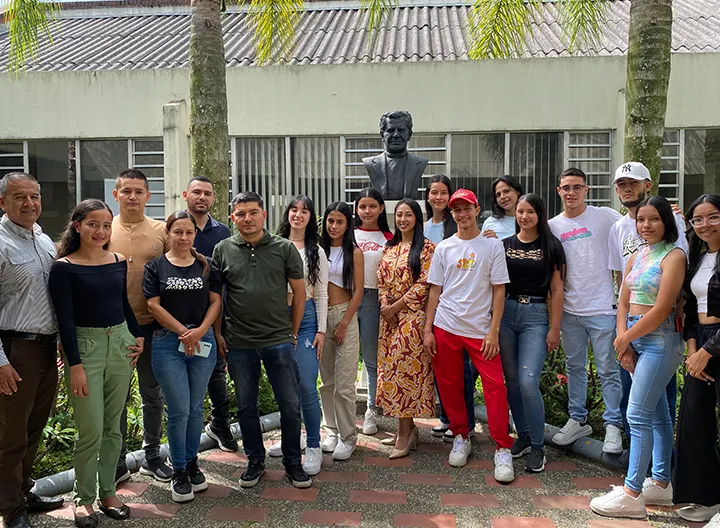 Estudiantes de la Tecnología en Logística Empresarial