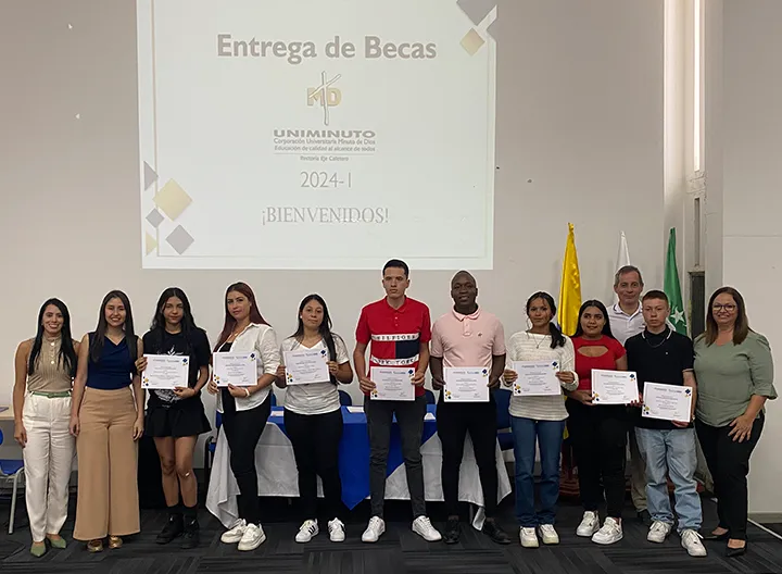 Estudiantes reciben becas en compañía de directivos de UNIMINUTO Pereira