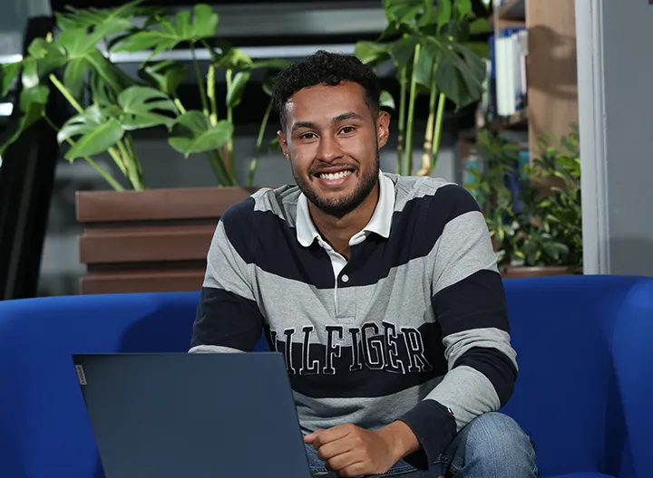 estudiante con computador