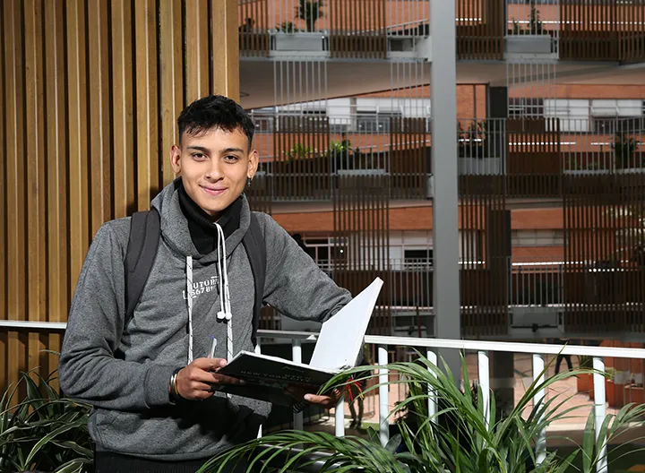 estudiante con libro