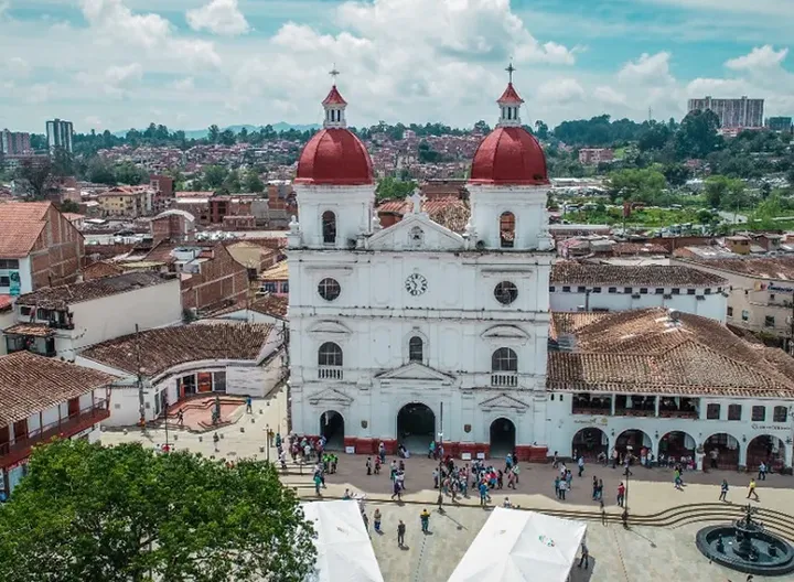 el Ministerio de Educación autorizó la oferta de la Especialización en Gerencia Social como lugar de desarrollo en el municipio de Rionegro.