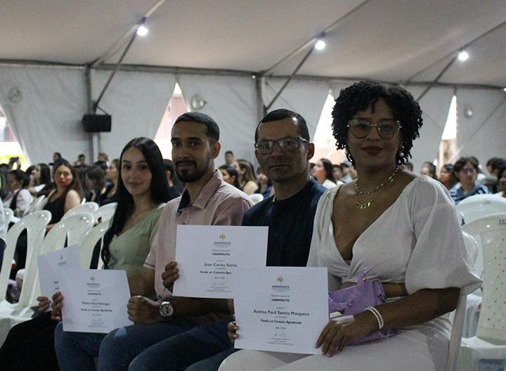 Estudiantes de UNIMINUTO Seccional Antioquia - Chocó, en ceremonia de becas recibiendo su reconocimiento