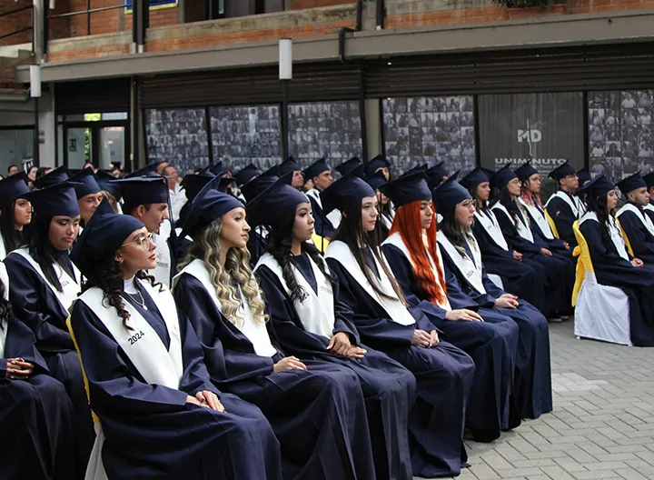 Estudiantes UNIMINUTO recibiendo certificación en su estudios técnicos. 