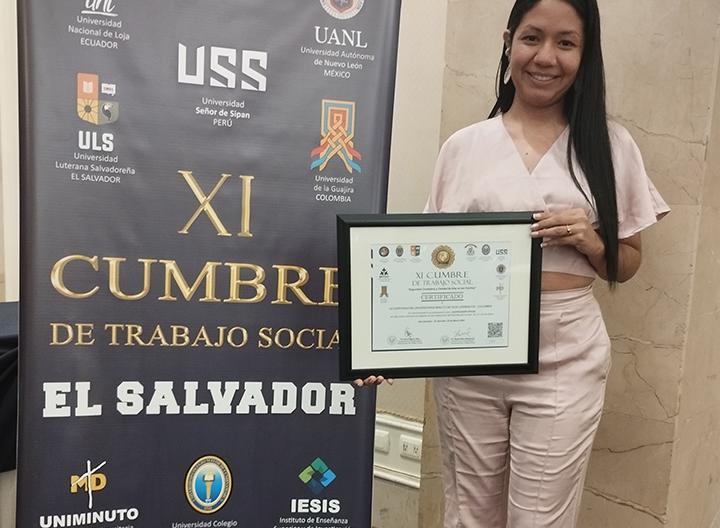 Directora del Programa de Trabajo Social Rectoría Antioquia - Chocó con el certificado de participación de la XI Cumbre de Trabajo Social. 