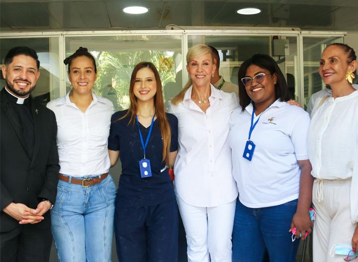 La Gobernadora del Valle del Cauca, Dilian Francisca Toro, en compañía de personal del Hospial Divino Niño en Buga y UNIMINUTO Centro Universitario Buga, en la apertura de las Aulas Hospitalarias.