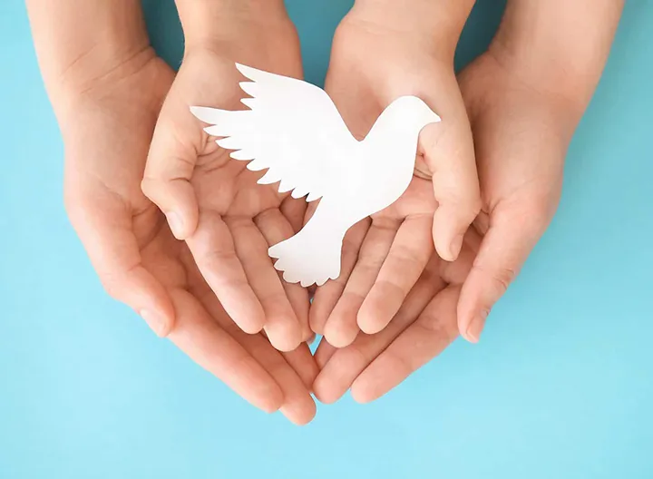 La paz y la no violecia son dos componentes importantes en común para crear lazos entre la Fundación Mahatma Ghandi y UNIMINUTO.