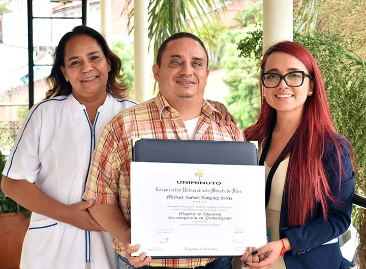 primer diploma en braille bajo su programa de inclusión 