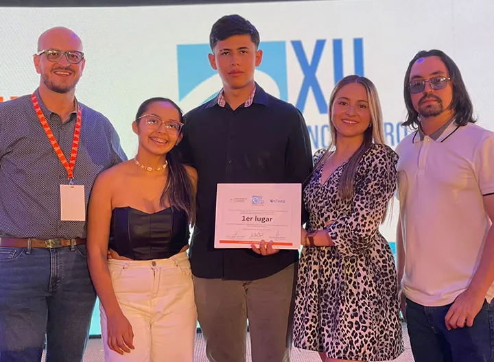Director, docente y estudiantes del programa de Comunicación Social Periodismo de UNIMINUTO Seccional Antioquia - Chocó en el concurso de Nacional Challenge en Cancún México.