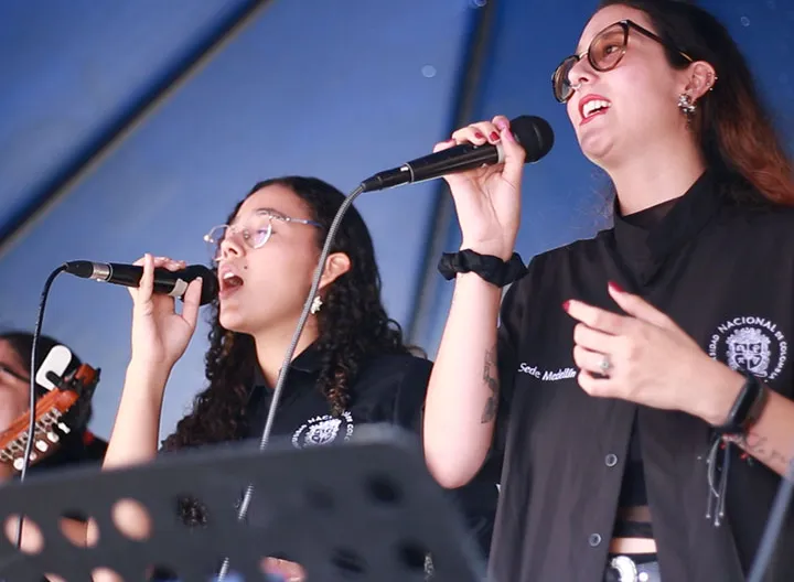 Estudiantes de instituciones invitadas cantando en el escenario de UNIMINUTO Seccional Antioquia - Chocó.
