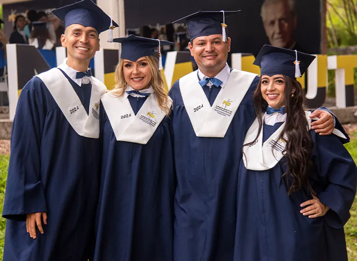 Grupo de estudiantes el día de la ceremonia de graduación