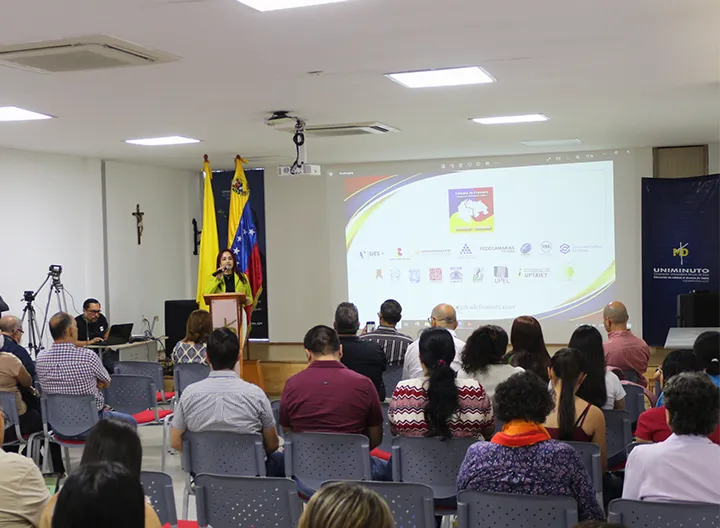 Estudiantes y representantes de diferentes sectores participaron en el Seminario