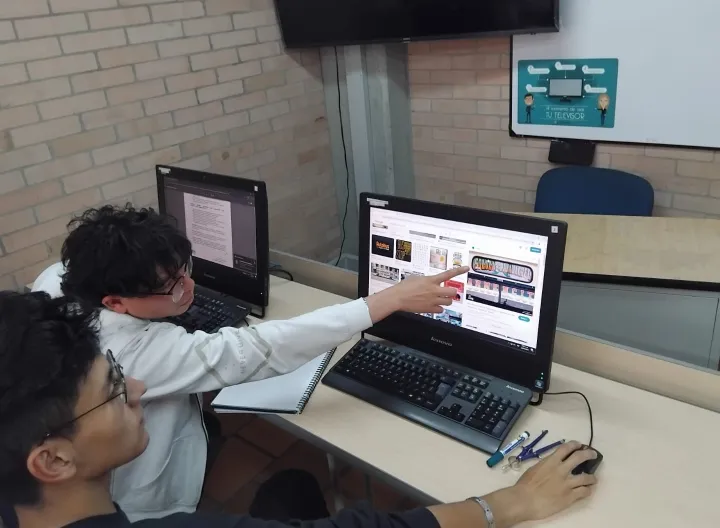 Estudiantes Mateo Pérez y Diego Solano en el Semillero de Investigación