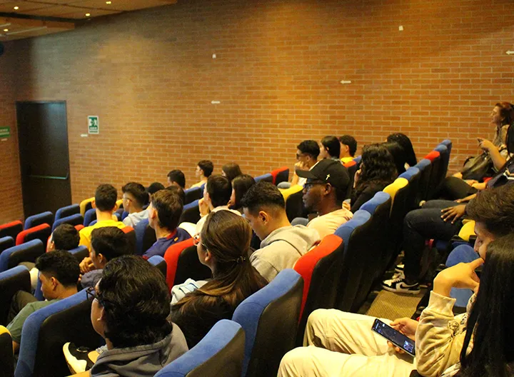 Estudiantes presentes en las jornadas de responsabilidad social.