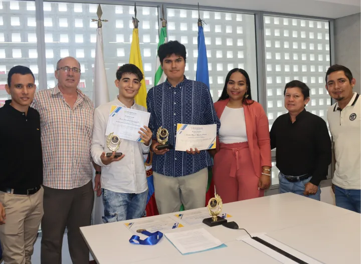 Estudiantes posando con diploma
