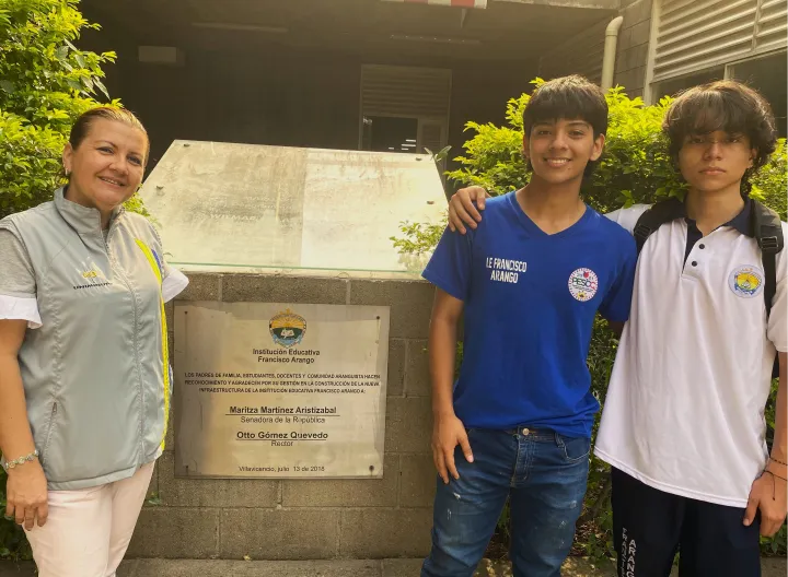 Profesor uniminuto con estudiantes de colegio 