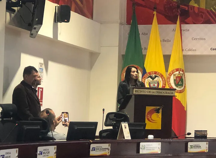 Directora de Asuntos Globales de la Rectoría Centro Occidente informa sobre el programa "Cerritos Educa" en el concejo Municipal de Pereira 