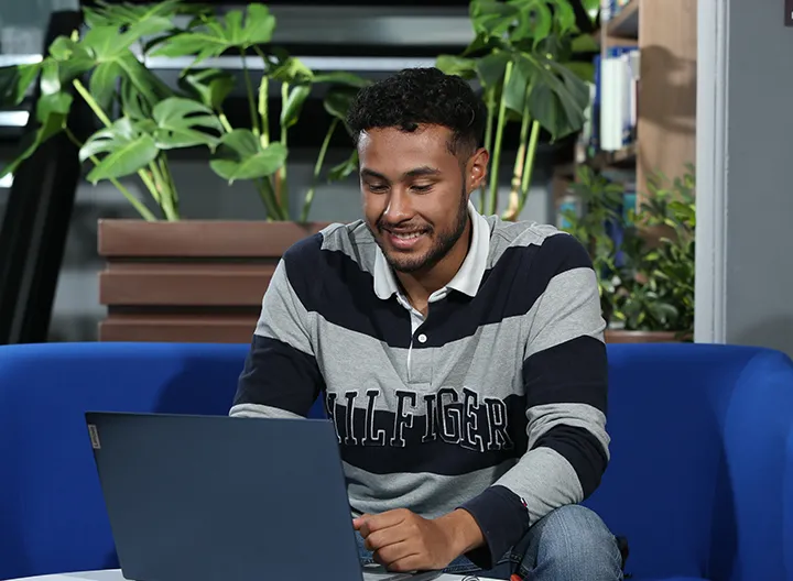 estudiante con computador portátil