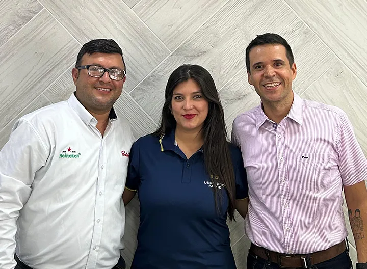 estudiantes Kelly Johanna Cañizares y Christian Alberto Gutiérrez junto con el profesor José Fernando Meneses del programa de Administración de Empresas de UNIMINUTO Centro Universitario Cúcuta