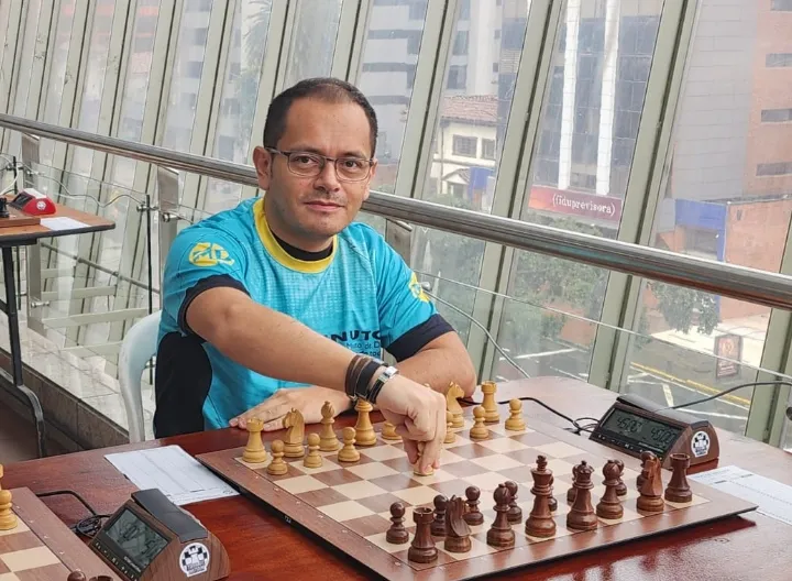 jugador de ajedrez con tablero