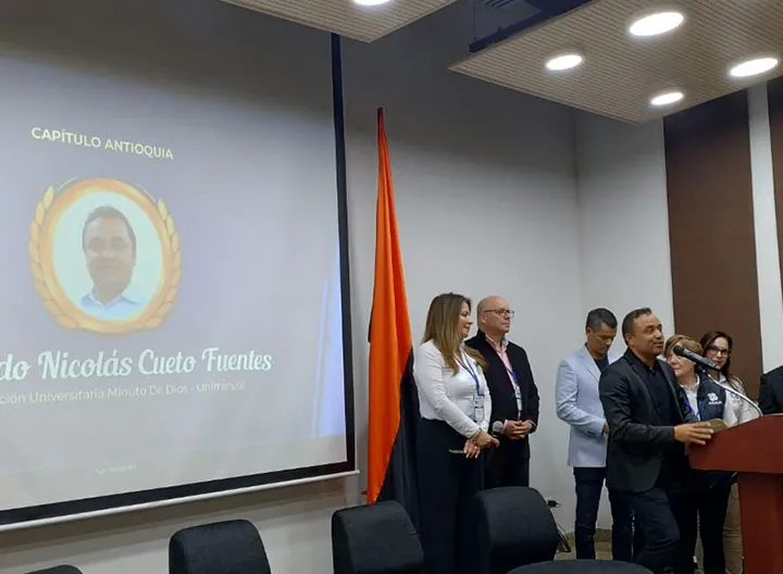 Profesor Eduardo Nicolás Prieto recibiendo el reconocimiento a Maestro Revelación en ASCOLFA 2024