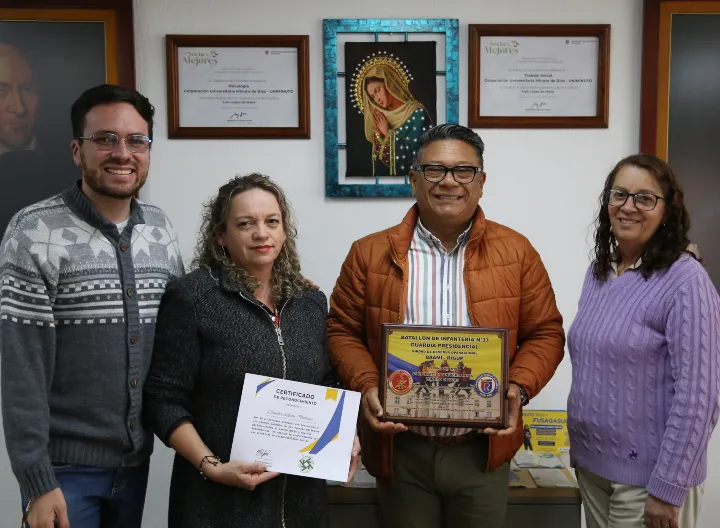 El director del Centro Universitario Soacha recibe el reconocimiento.