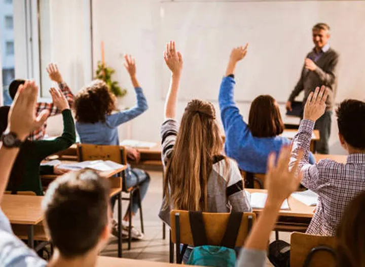 Docente dictando clase en un aula