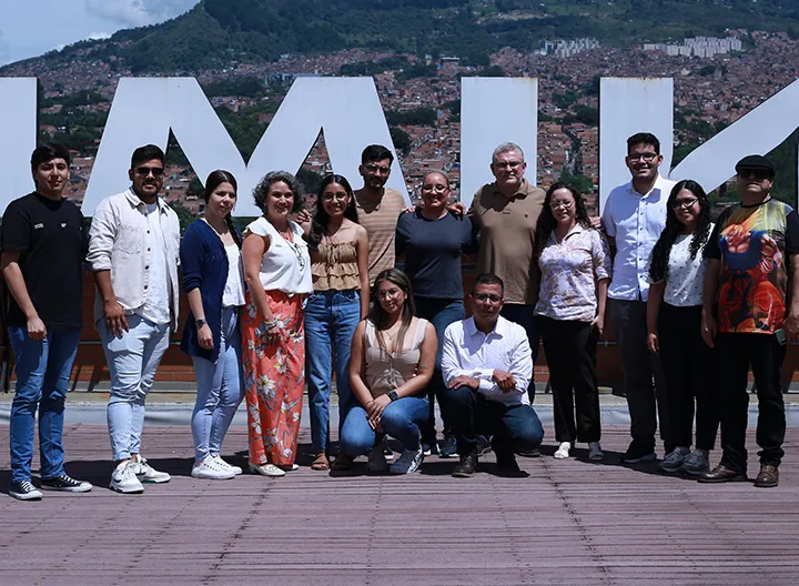 Estudiantes del programa Delfín junto a los directivos de UNIMINUTO en el campus.