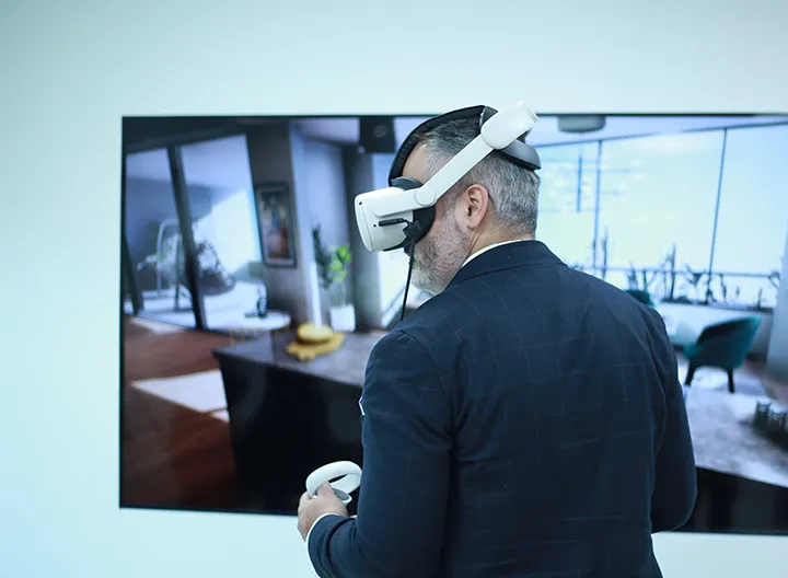 Participante del proyecto viviendo una experiencia de realidad virtual.