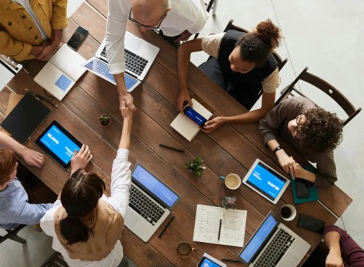 Investigadores reunidos en una mesa estudiando. 