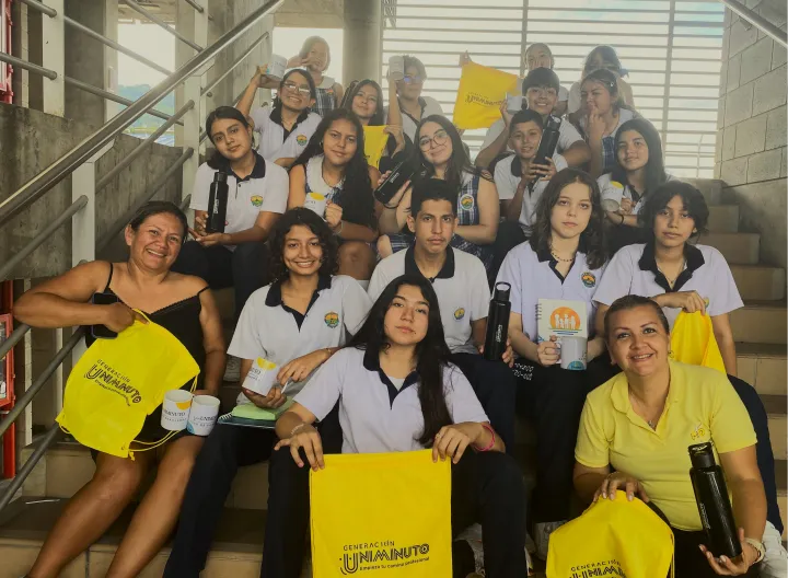 Estudiantes de la escuela de liderazgo sentados 