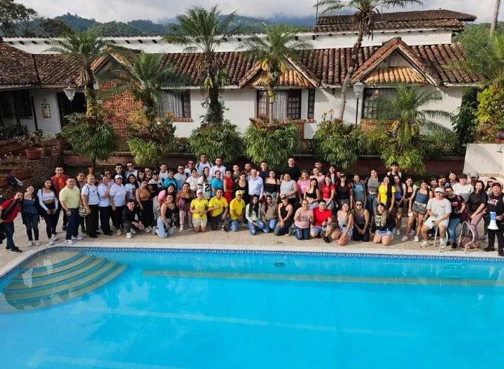 Estudiantes y docentes de Contaduría Pública y Administración Financiera en el cierre de la jornada del picnic académico. 
