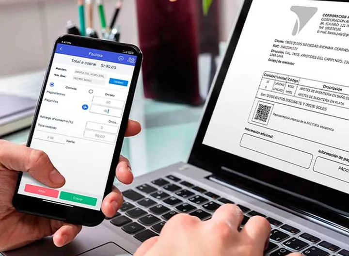 Manos sosteniendo un teléfono que tiene una factura digital