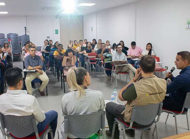 Panel de ponentes conversando en torno a la inclusión financiera 